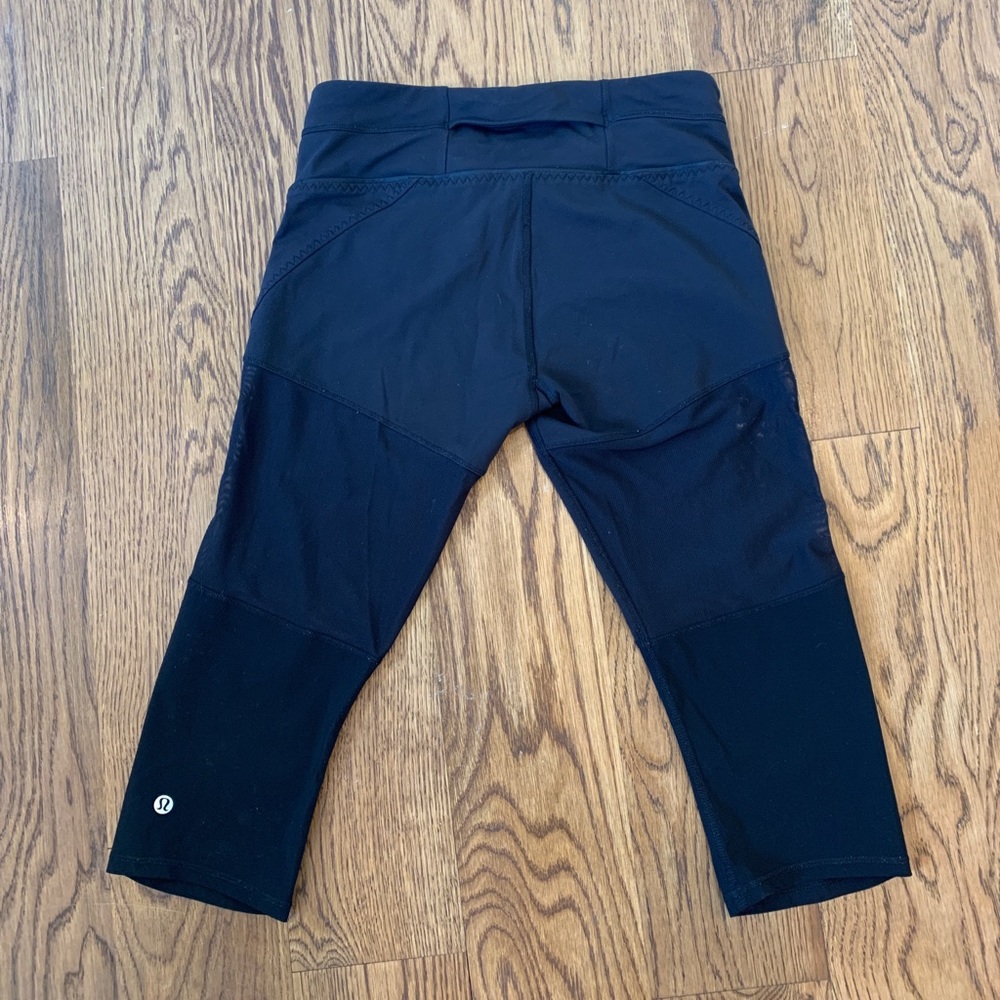 Lululemon black capris leggings w/ mesh